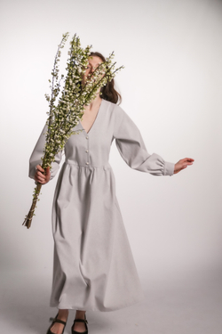 Платье с V-вырезом и длинным рукавом из плотного хлопка, в светло-сером цвете