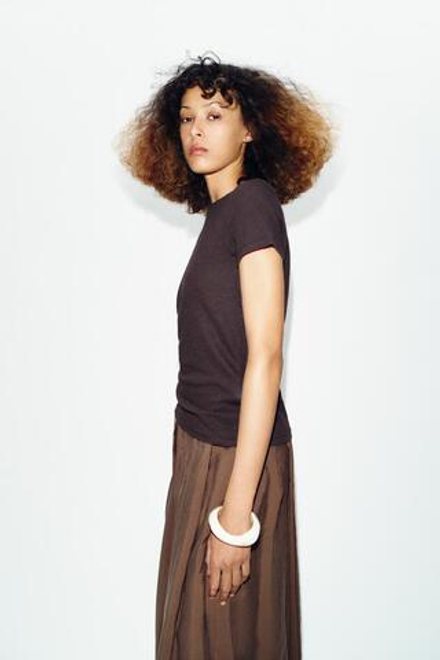 ZARA ФУТБОЛКА ИЗ ХЛОПКА И ЛЬНА С КОРОТКИМИ РУКАВАМИ, ШОКОЛАДНЫЙ