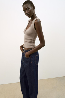 ZARA ХЛОПКОВАЯ ФУТБОЛКА С V-ОБРАЗНЫМ ВЫРЕЗОМ, СЕРОВАТО-КОРИЧНЕВЫЙ