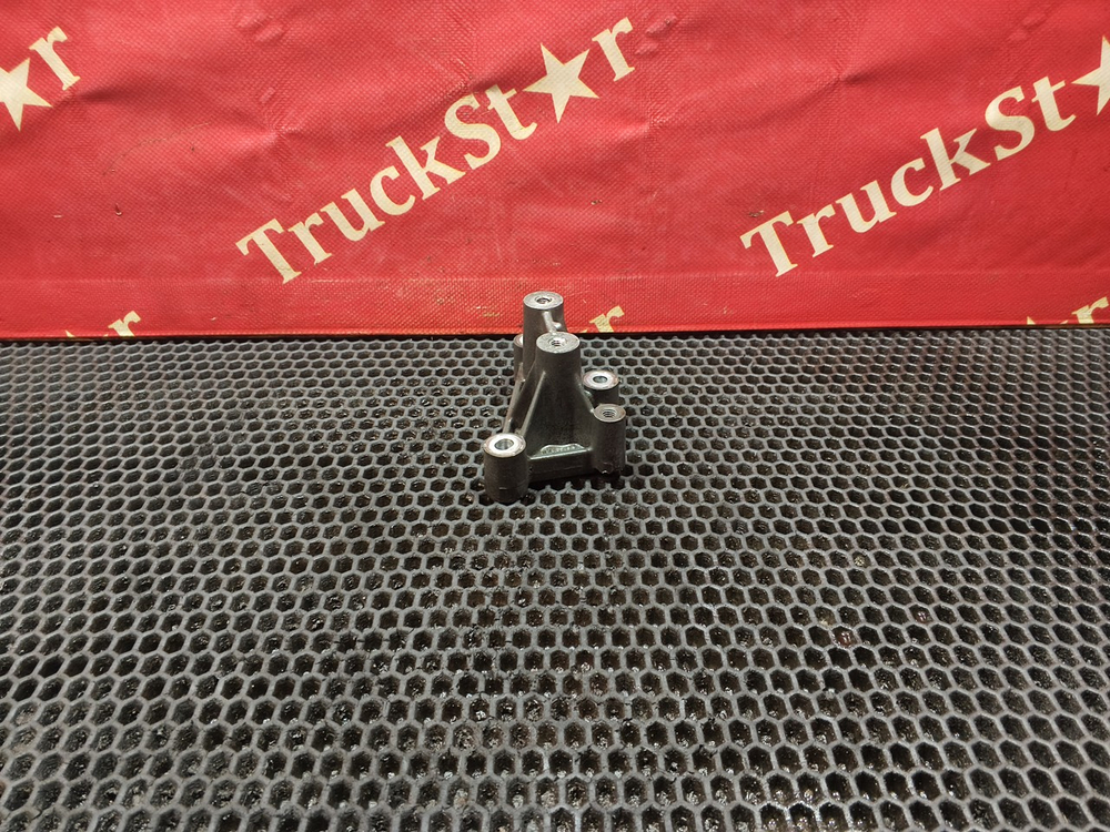 Кронштейн коллектора впускного 2020г.