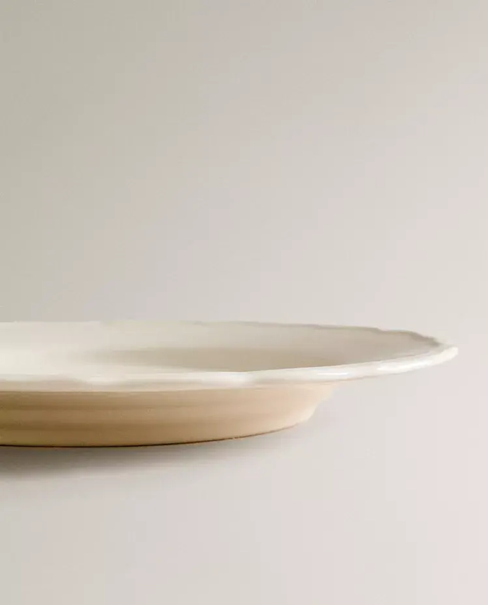 ZARA HOME ТАРЕЛКА ИЗ ФАЯНСА С ФИГУРНОЙ КРОМКОЙ, ЭКРЮ