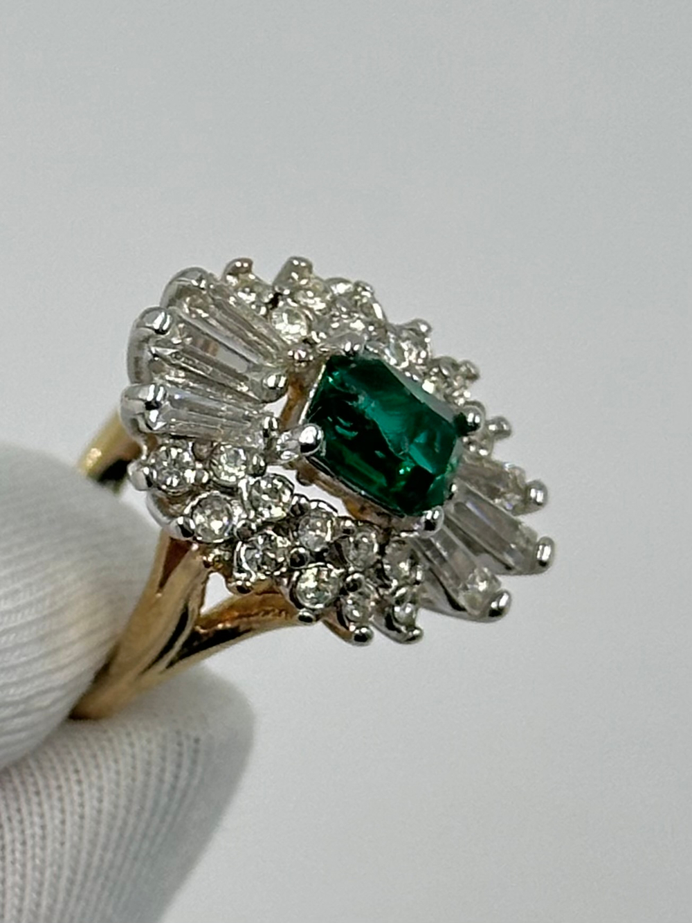 Кольцо с зелёным кристаллом