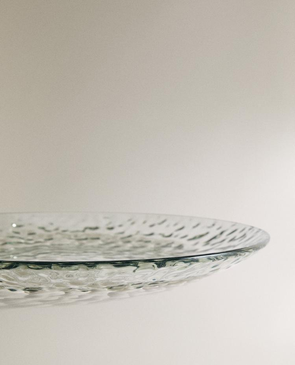 ZARA HOME ТАРЕЛКА ИЗ АКРИЛА С РЕЛЬЕФНЫМ УЗОРОМ, ПРОЗРАЧНЫЙ