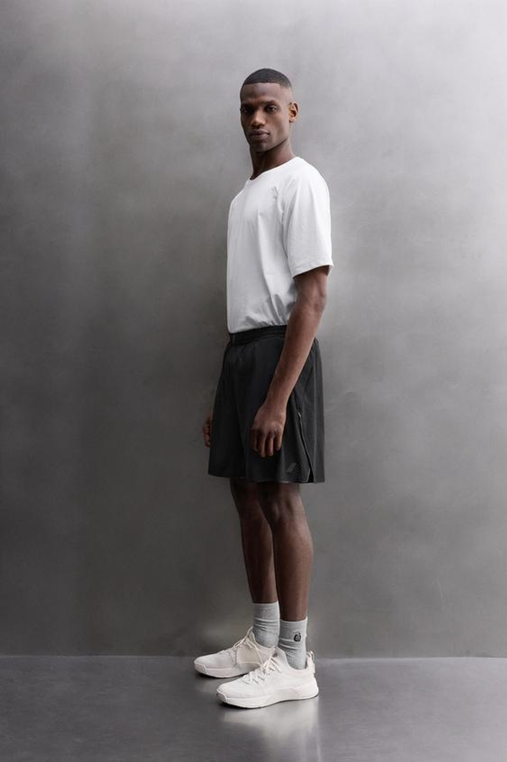 ZARA КОМБИНИРОВАННЫЕ ШОРТЫ С ПЕРФОРАЦИЕЙ 9”, ЧЕРНЫЙ