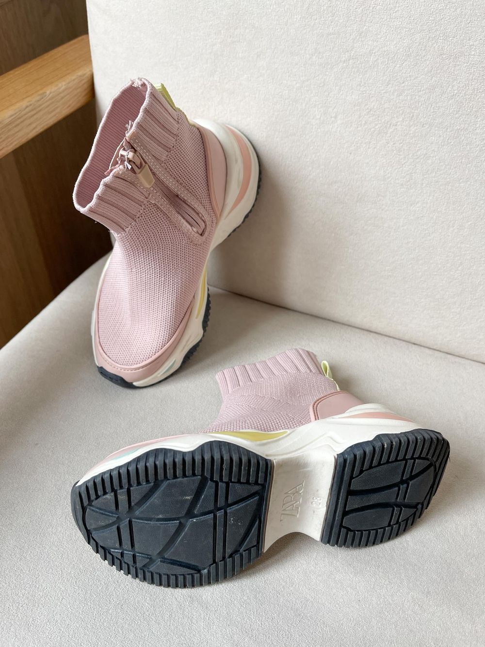 Кроссовки Zara