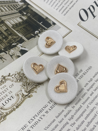 Пуговицы тканевые белые с золотым сердечком