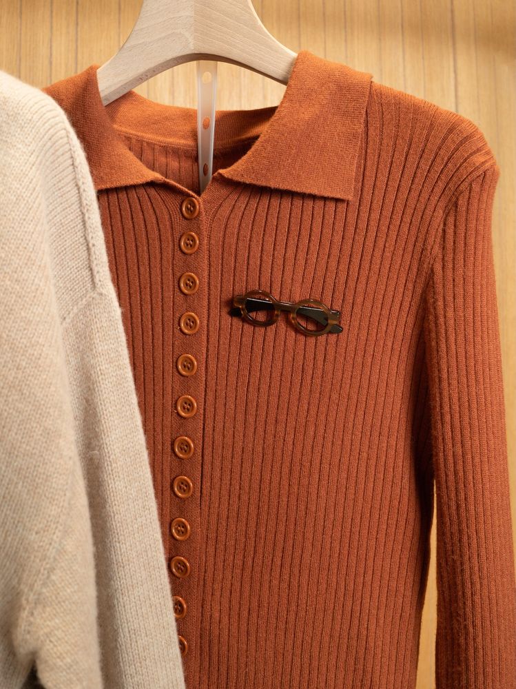 коричневый