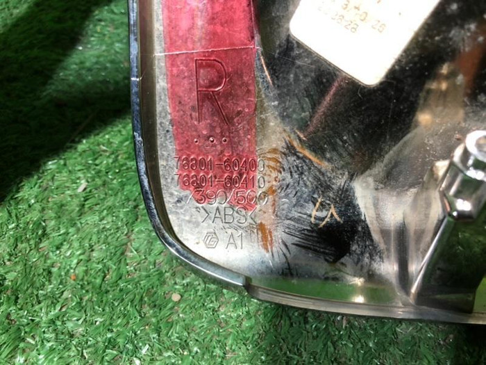 Накладка фонаря правая Lexus LX 3 (2015-2023)