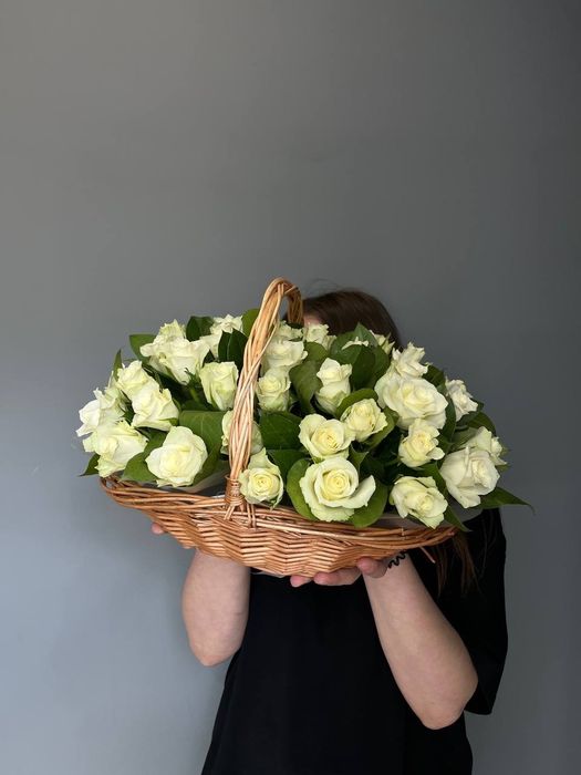 Композиция из роз Атена в корзинке