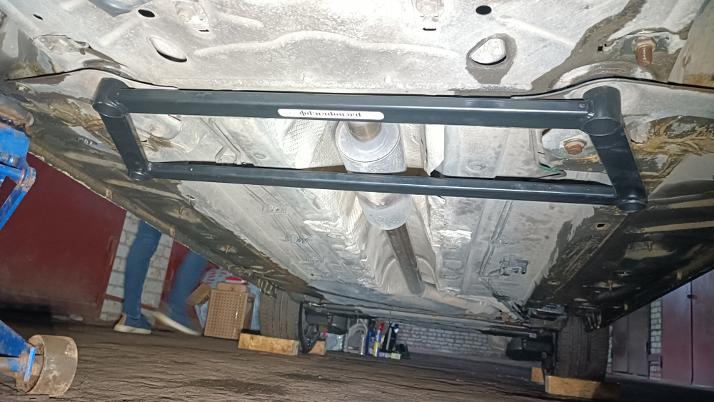 Распорка передняя нижняя Renault Laguna 2 (ПОД ЗАКАЗ)