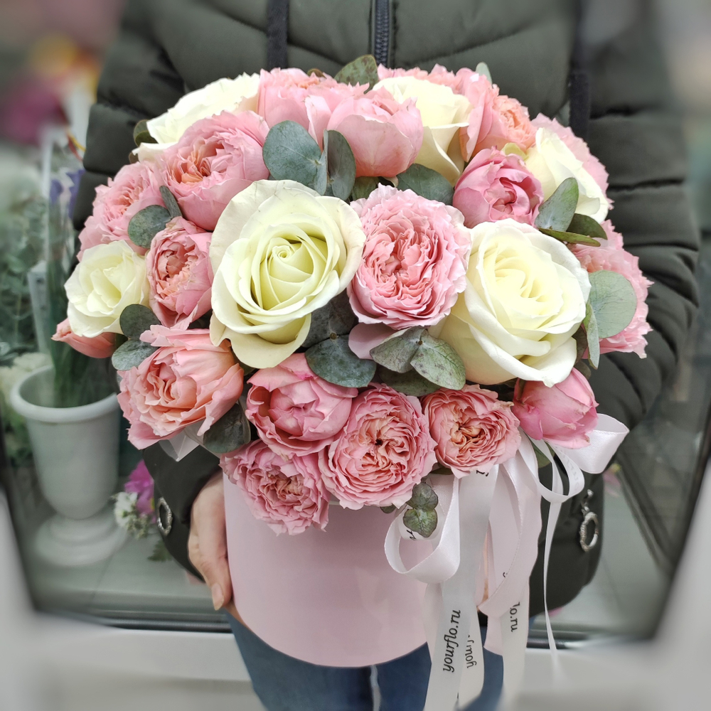 Композиция с кустовыми пионовидными розами "Julietta"