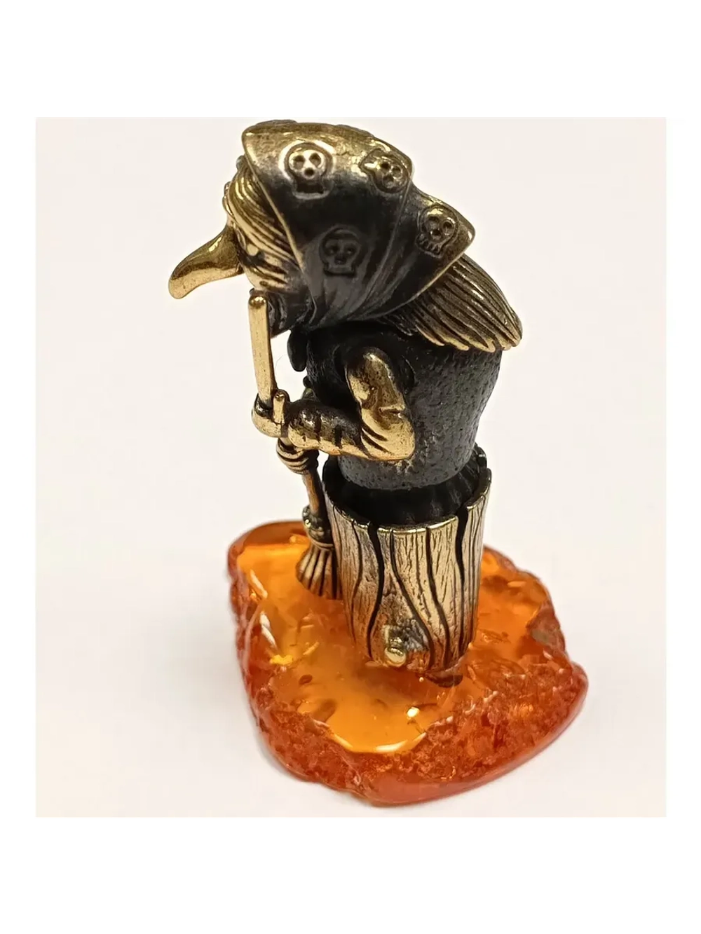 Бронзовая статуэтка на янтаре