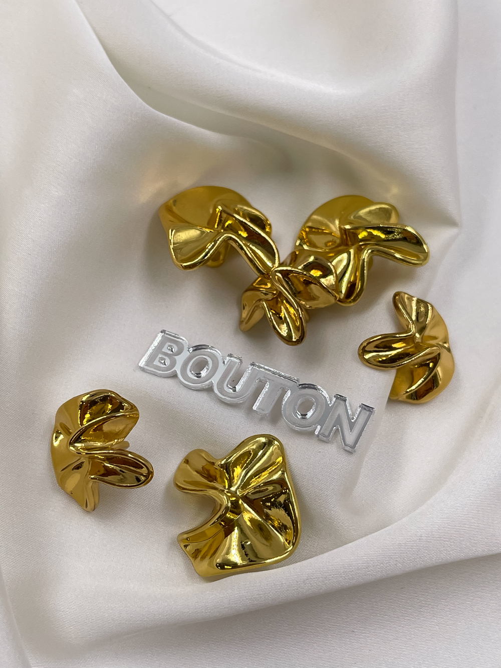 Пуговицы золотистые изогнутые "Лепесток"