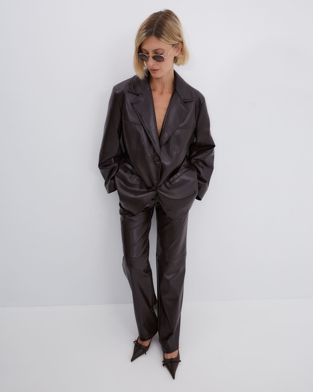 Брюки прямые из искусственной кожи шоколад