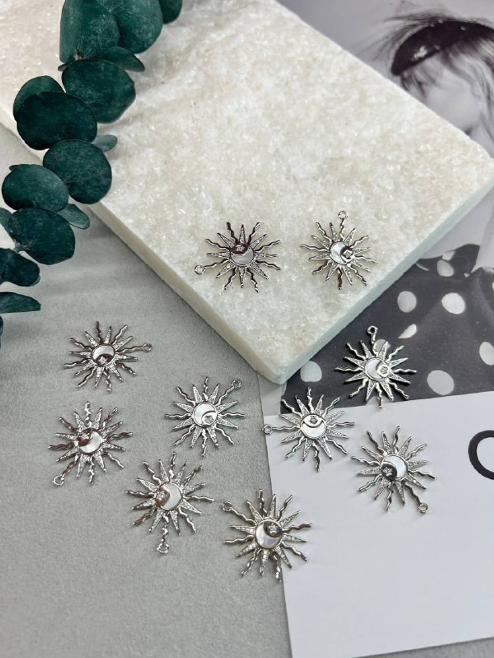 Подвеска "Солнце и луна" родий, натуральный перламутр, фианиты, 23*25 мм