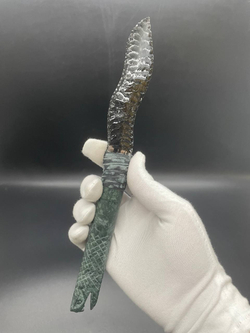 Нож из обсидиана с рукоятью из змеевика коллекционный с гравировкой змеи 23 см