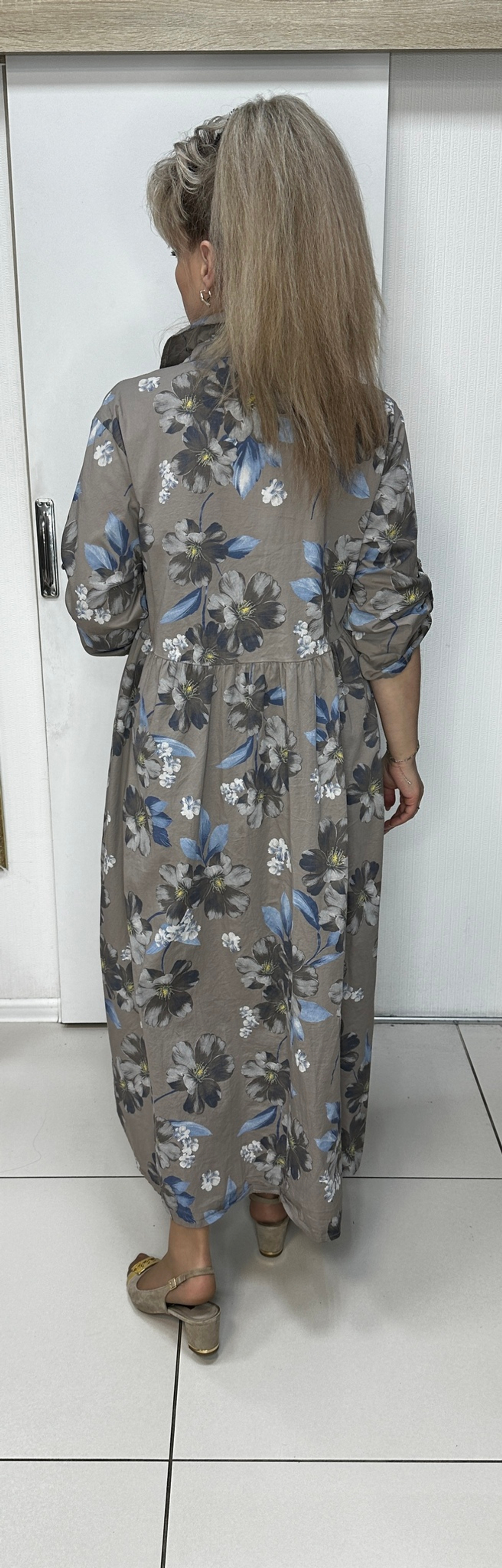 Длинное цветное платье на застежке