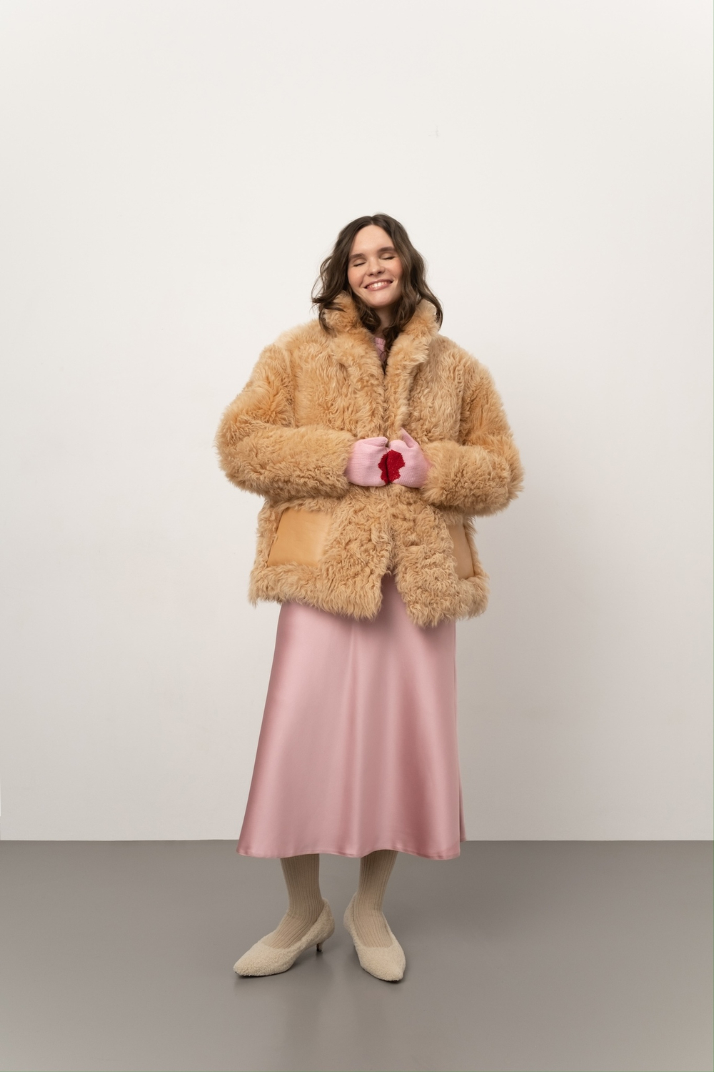 Бежевая шуба с накладными карманами