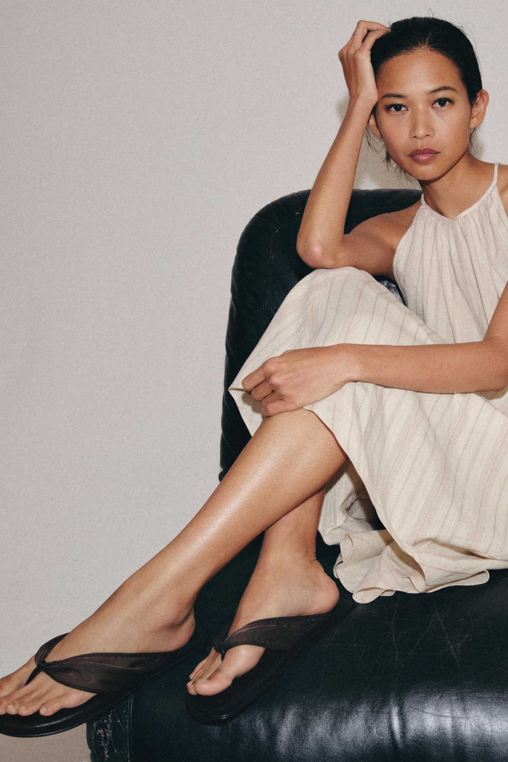 ZARA САНДАЛИИ ИЗ СЕТЧАТОЙ ТКАНИ НА ПЛОСКОЙ ПОДОШВЕ, ШОКОЛАДНО-КОРИЧНЕВЫЙ
