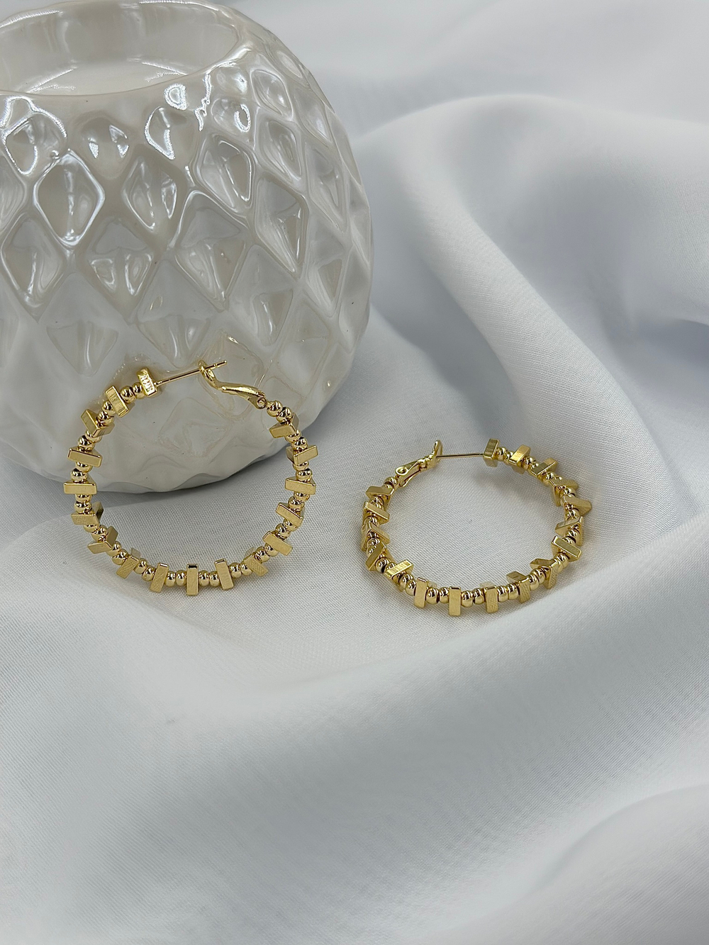 Серьги кольца из прямоугольников и шариков, оттенок золото глянец