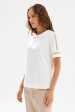 23587 Футболка женская (молочный)