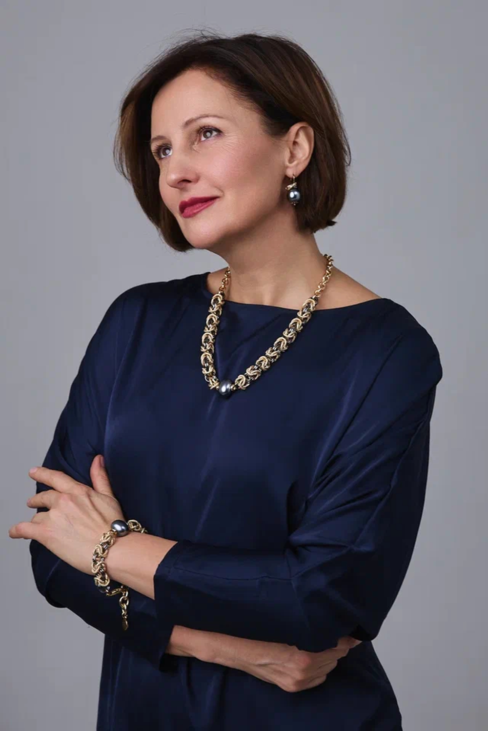 Серьги с плоским темно-серым жемчугом, оттенки золото и графит, замок левербек