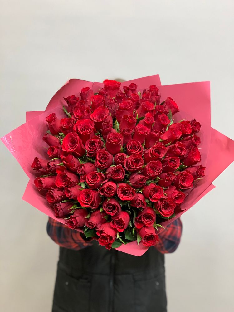 Букет 75 роз Кения 40 см в пленке красные