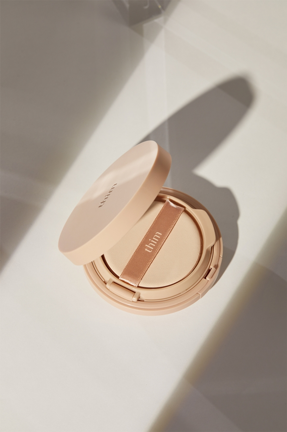 thim Luminous Skin Cushion - Долговременная основа в губке для сияния и увлажнения оттенок 21 Light Beige, 15 g