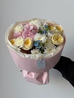 Букет сборный из кустовых пионовидных роз, гортензии, диантусов, оксипеталума и хризантемы