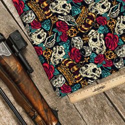 Ткань атлас кости, розы, бриллианты и короны на чёрном фоне