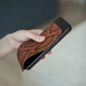 Чехол для iPhone 12 Pro Max из натуральной кожи питона коричневого цвета