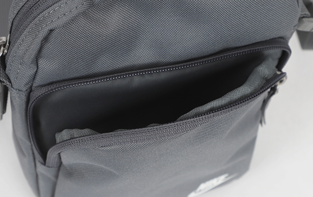DB0456-084 Сумка NK HERITAGE CROSSBODY