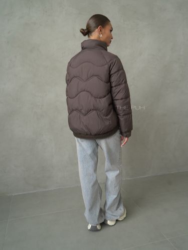 Шоколадный пуховик с трикотажной манишкой