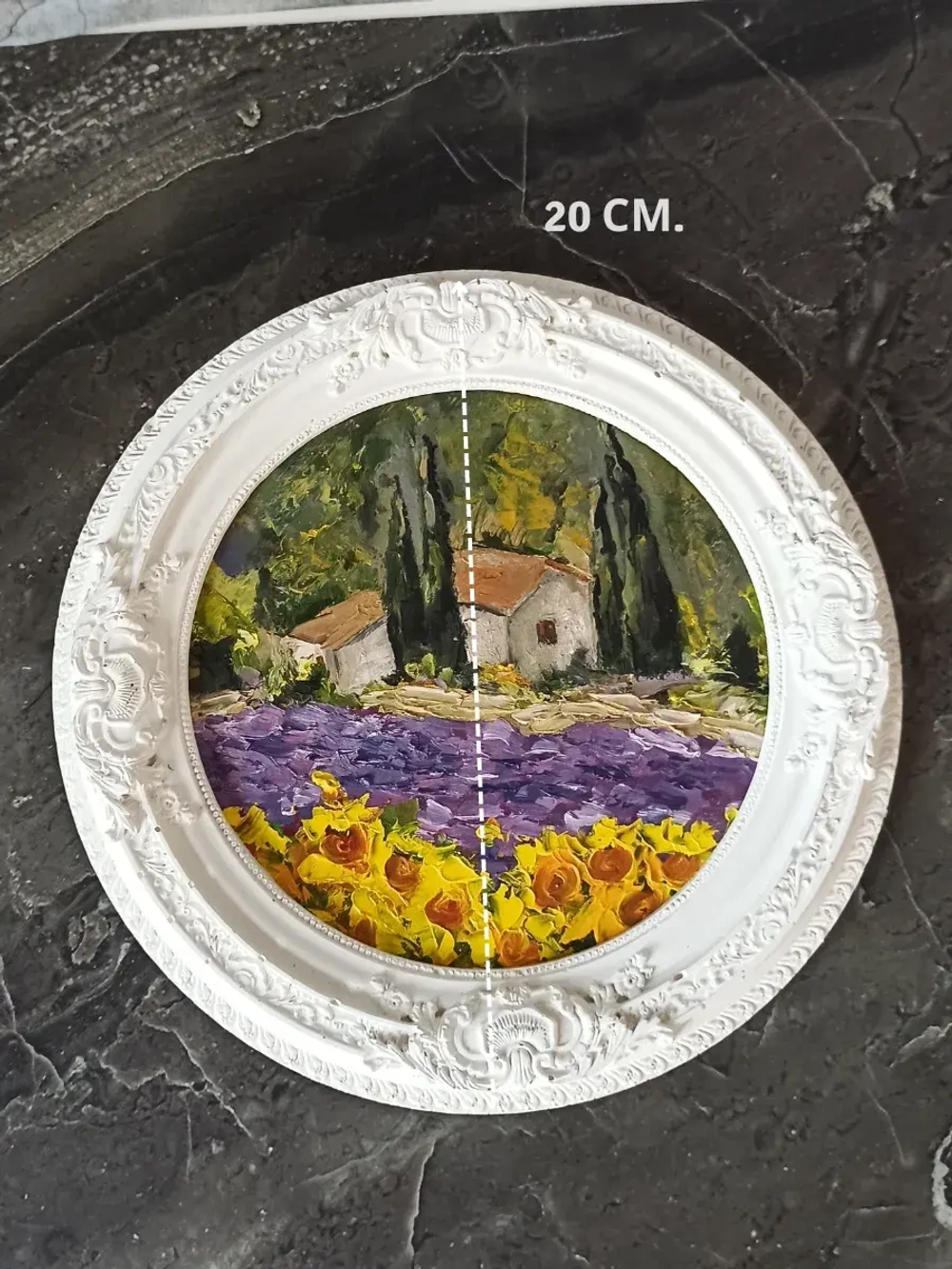 Картина в круглой рамке