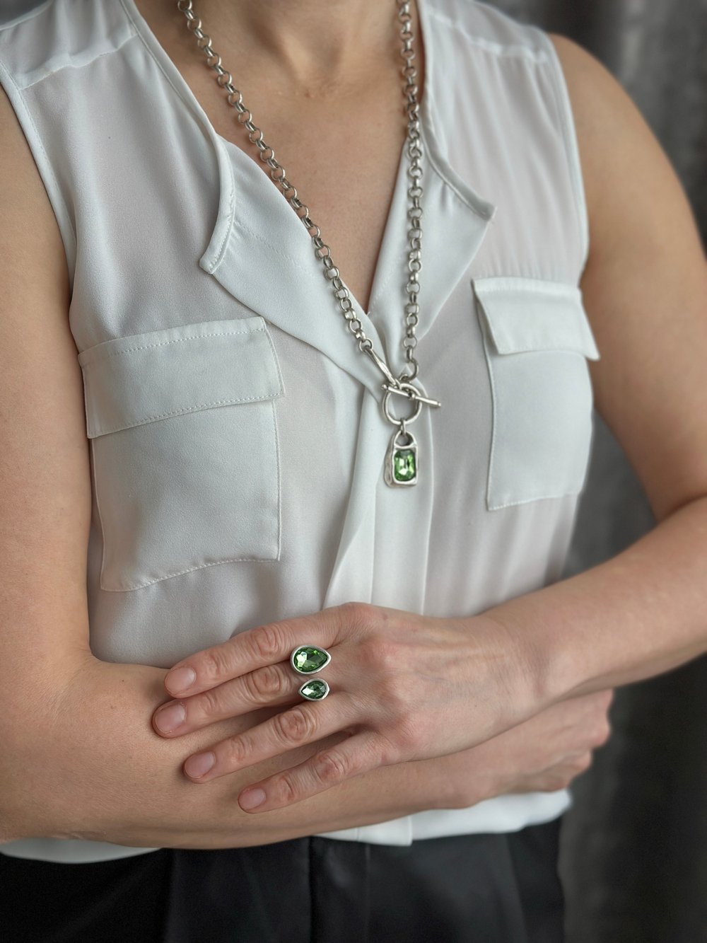 Колье из маленьких круглых звеньев с кристаллом оттенка молодой травы, замок тоггл