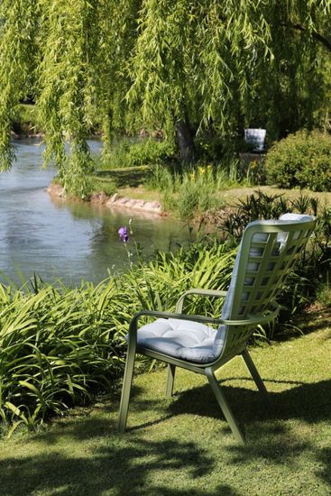 Лаунж кресло Folio зеленое пластиковое с голубой подушкой Nardi Италия