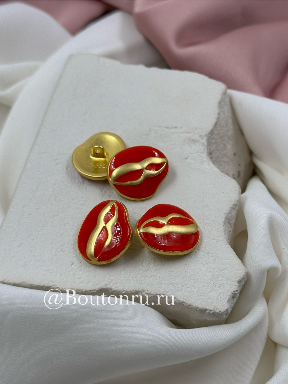 Пуговицы Скиап. золотистые с терракотовой (красной /оранжевой ) эмалью "Губы", скидка