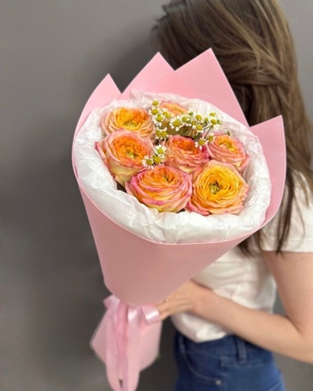 Букет из 7 роз сорта "Houdini" и ромашек