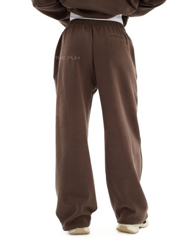 Коричневый костюм с цветной вышивкой на спине