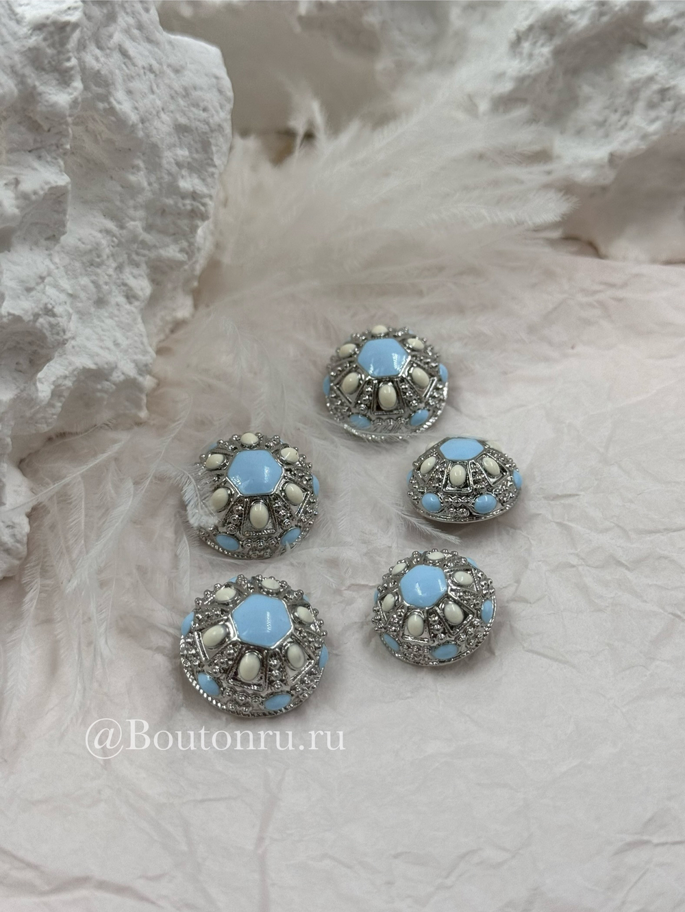Пуговицы серебристые объемные с голубой и молочной эмалью