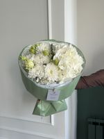 Сборный букет из гортензии, хризантемы и лизиантуса