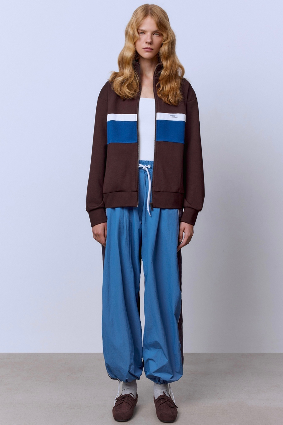 Толстовка на молнии с контрастными вставками