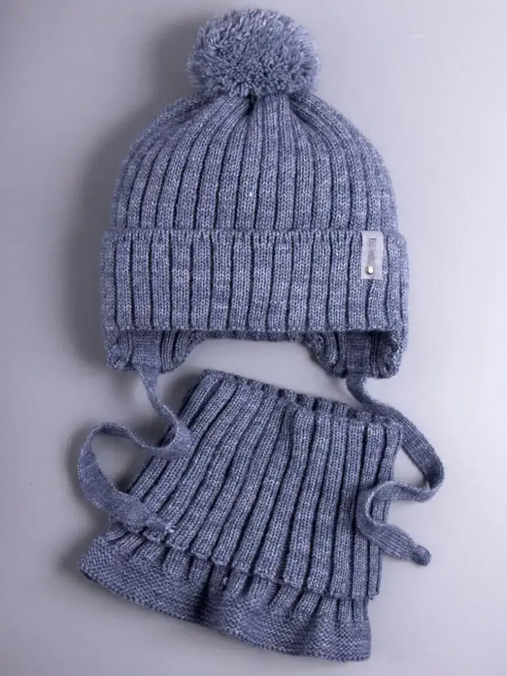 Шапка осенняя детская на завязках и снуд