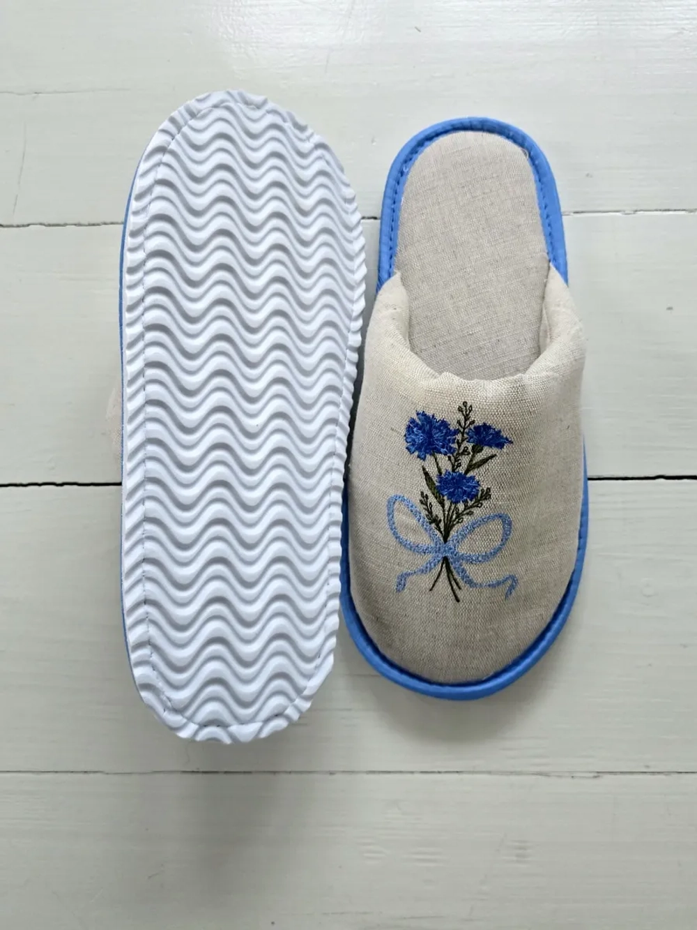 Льняные тапочки с вышивкой Васильки