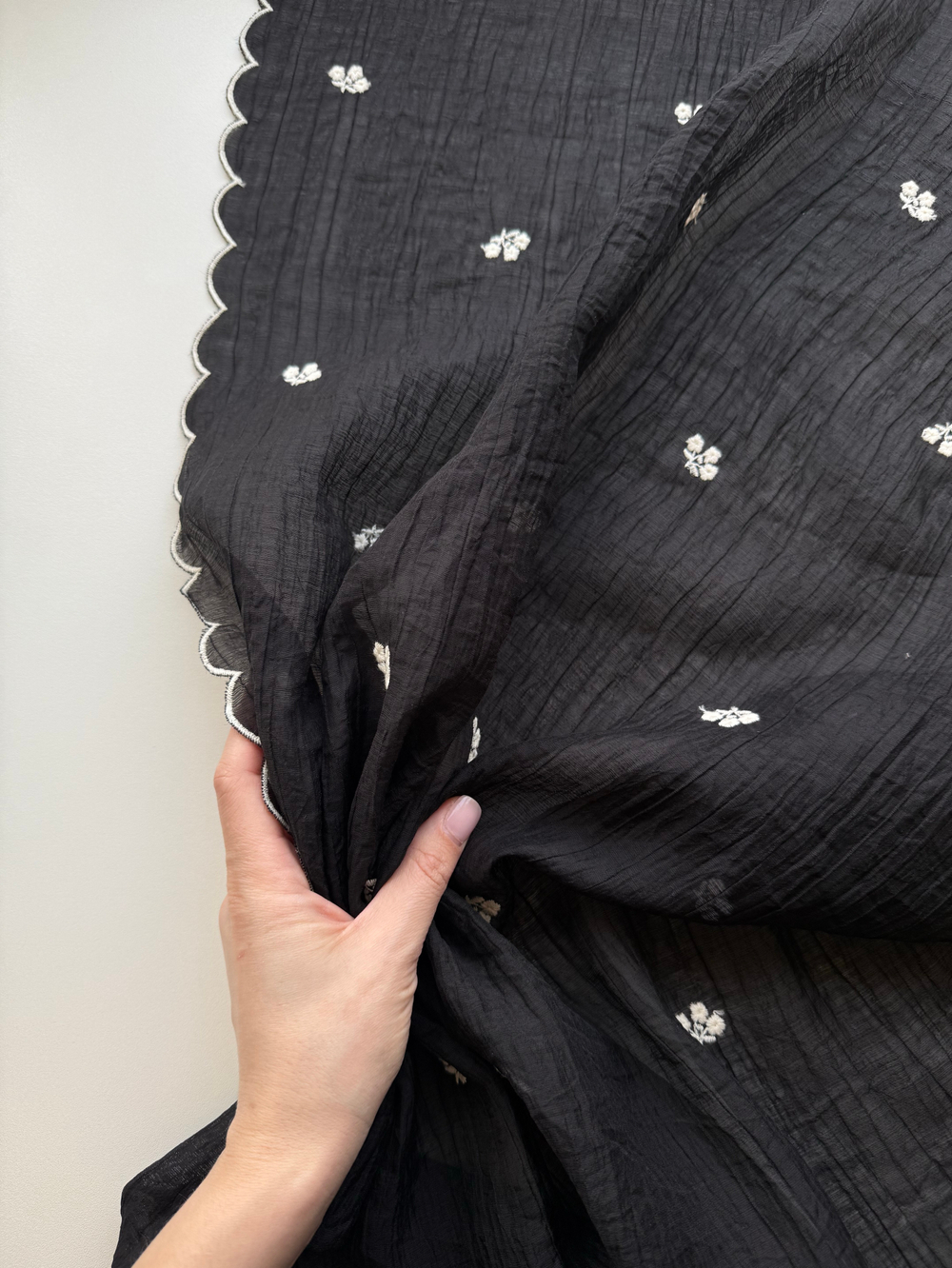 Вышивка (на чёрной жатой органзе)