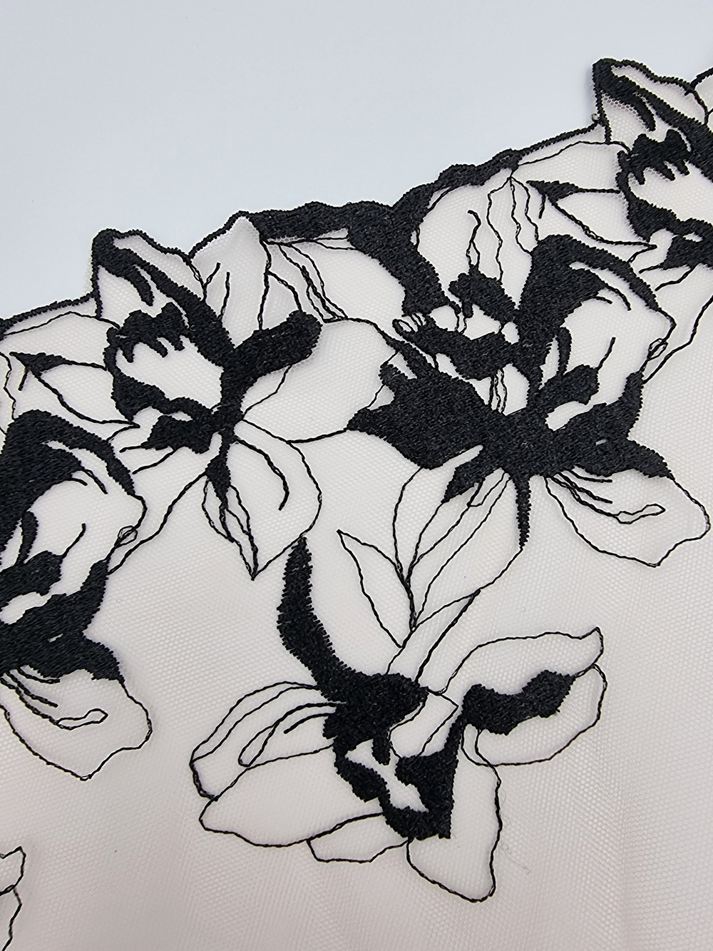 Вышивка на сетке с бежевый/чёрный К642 правая