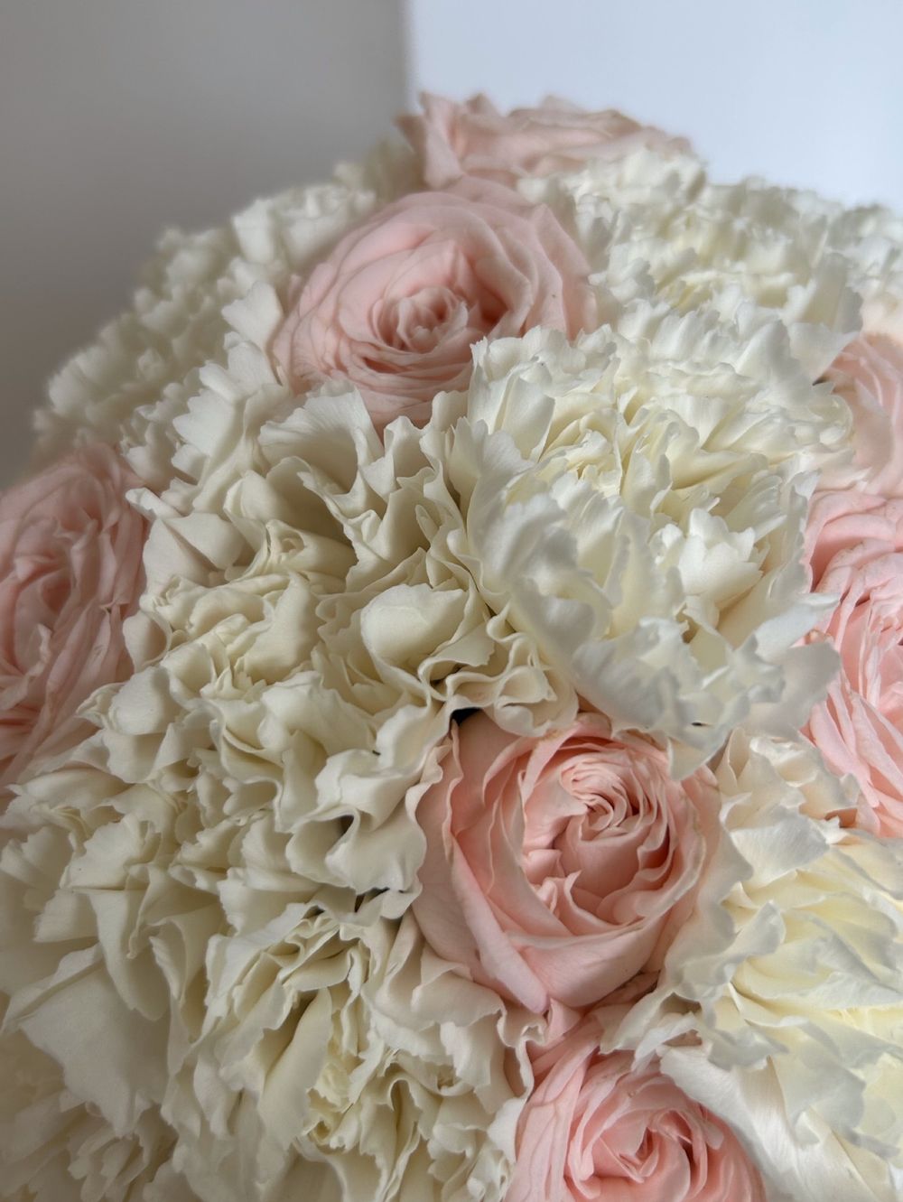 Свадебный букет из кустовых пионовидных роз и диантусов