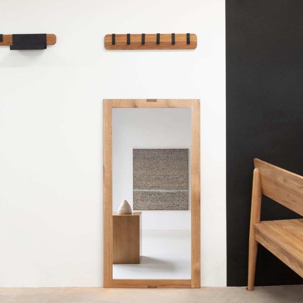 Вешалка настенная для одежды Мудэ с металлическими крючками из массива дуба для прихожей