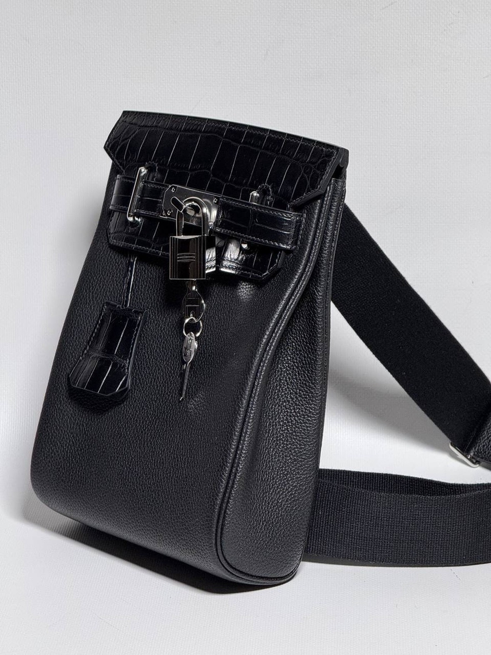 Нагрудная сумка-слинг Hermes со вставками из кожи крокодила