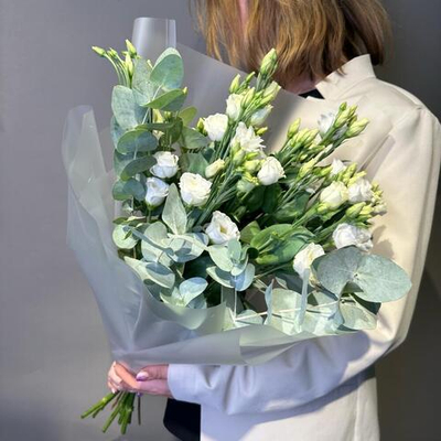 Букет из белой Эустомы с эвкалиптом "Шардоне"